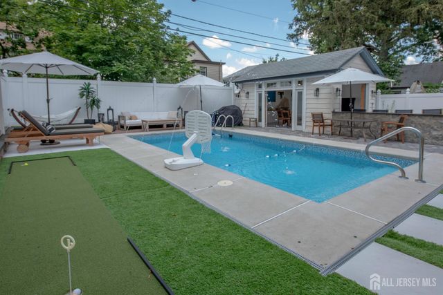 10 N 8th N Avenue, Highland Park, NJ 08904