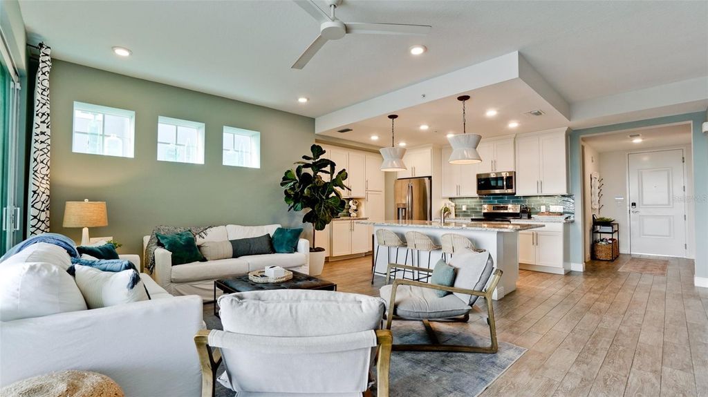 Image 13 of property listing at 379 ARUBA CIRCLE 303, Bradenton, FL 34209