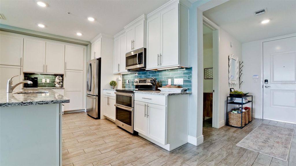 Image 19 of property listing at 379 ARUBA CIRCLE 303, Bradenton, FL 34209