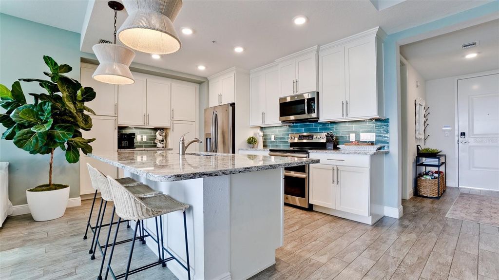 Image 20 of property listing at 379 ARUBA CIRCLE 303, Bradenton, FL 34209