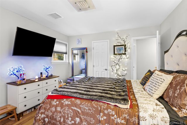 31 Country Lane Drive, Kings Park, NY 11754