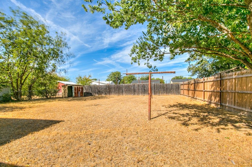 Image 20 of property listing at 1106 Country Club Dr, Ballinger, TX 76821