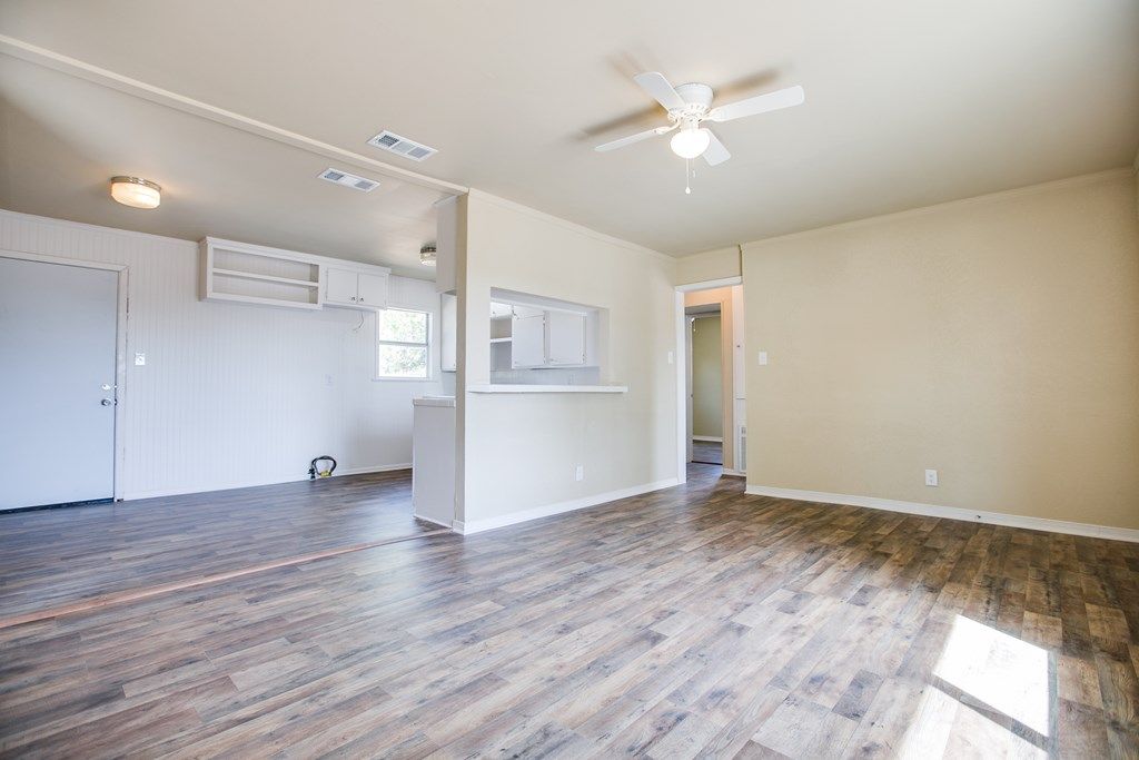 Image 6 of property listing at 1106 Country Club Dr, Ballinger, TX 76821