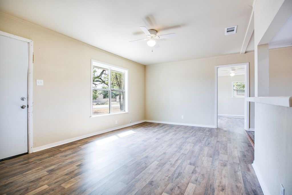 Image 8 of property listing at 1106 Country Club Dr, Ballinger, TX 76821