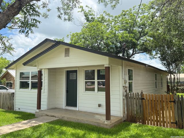 1212 B ST, Floresville, TX 78114