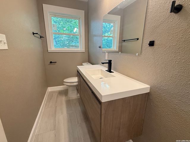 1212 B ST, Floresville, TX 78114