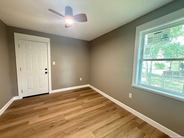 1212 B ST, Floresville, TX 78114