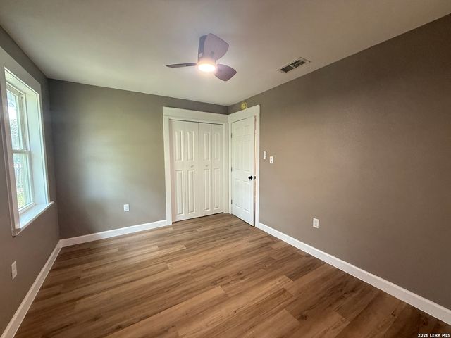 1212 B ST, Floresville, TX 78114