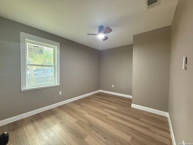 1212 B ST, Floresville, TX 78114