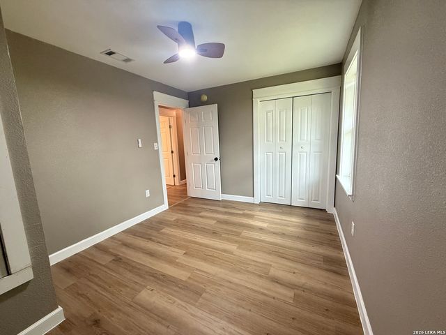 1212 B ST, Floresville, TX 78114
