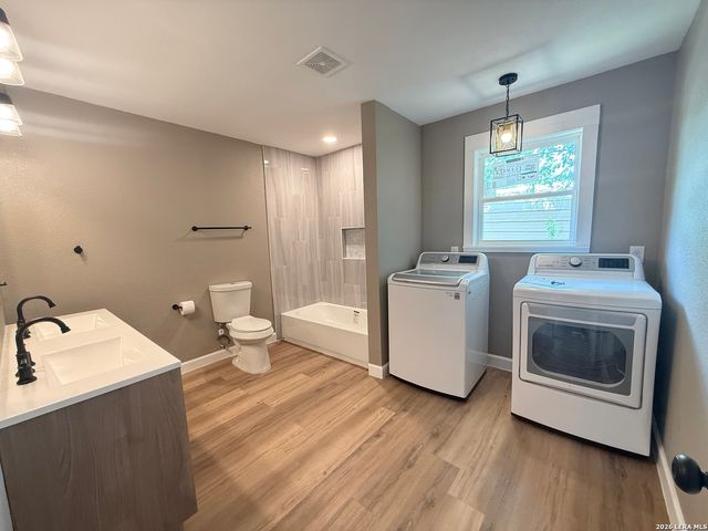 1212 B ST, Floresville, TX 78114
