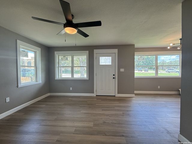 1212 B ST, Floresville, TX 78114