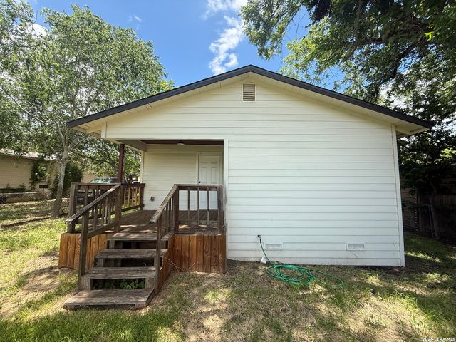 1212 B ST, Floresville, TX 78114