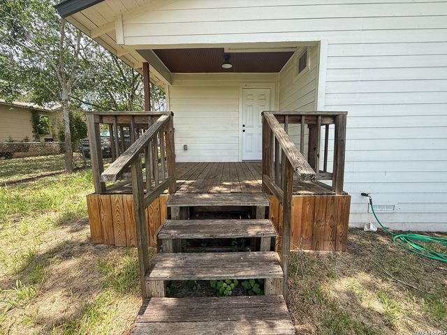 1212 B ST, Floresville, TX 78114