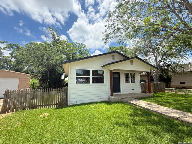 1212 B ST, Floresville, TX 78114