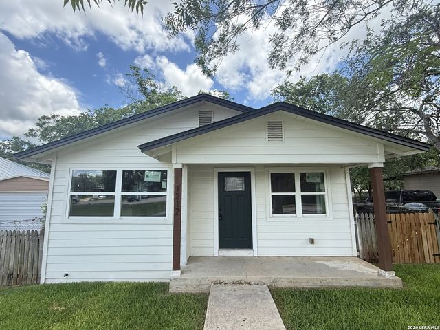1212 B ST, Floresville, TX 78114