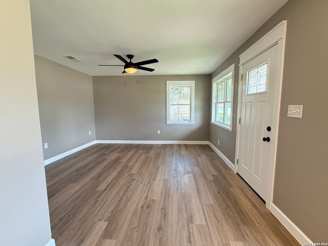 1212 B ST, Floresville, TX 78114