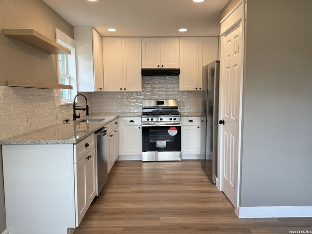 1212 B ST, Floresville, TX 78114