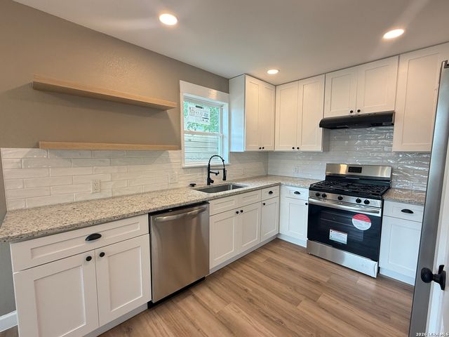1212 B ST, Floresville, TX 78114