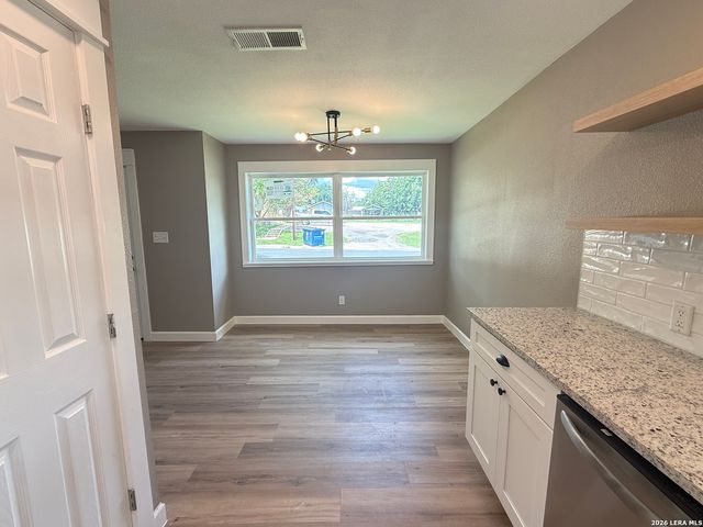 1212 B ST, Floresville, TX 78114
