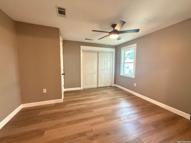 1212 B ST, Floresville, TX 78114