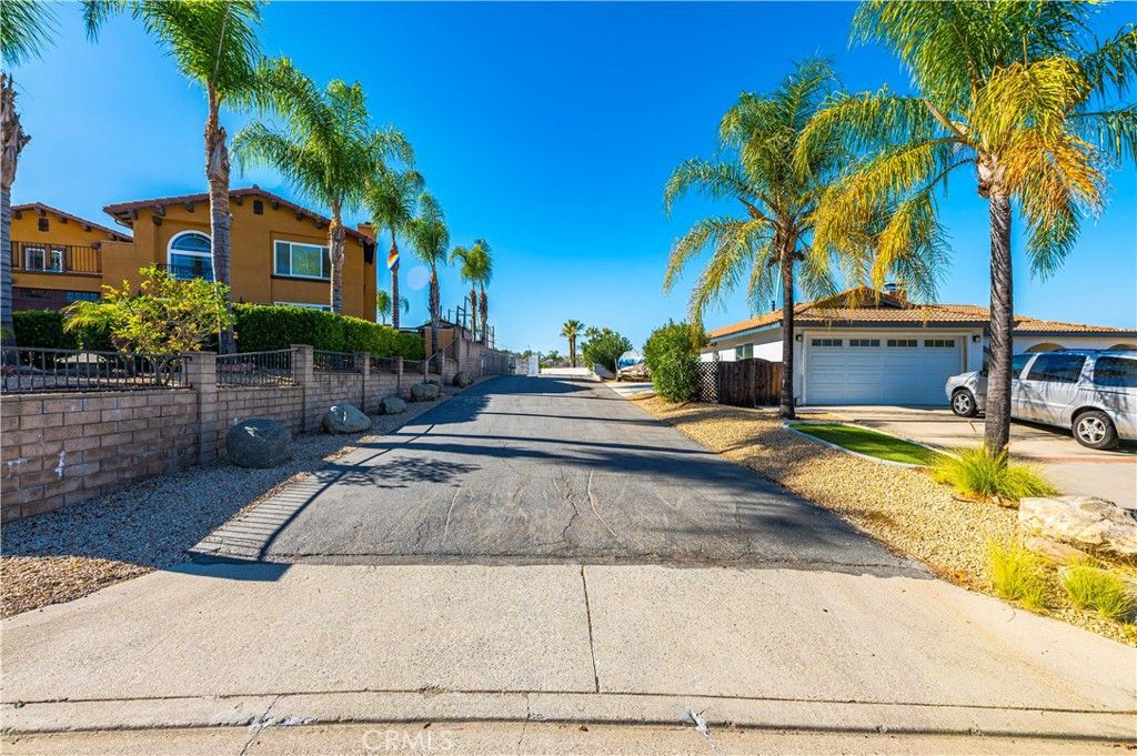 22475 Loch Lomond Drive, Canyon Lake, CA 92587 — photo 3