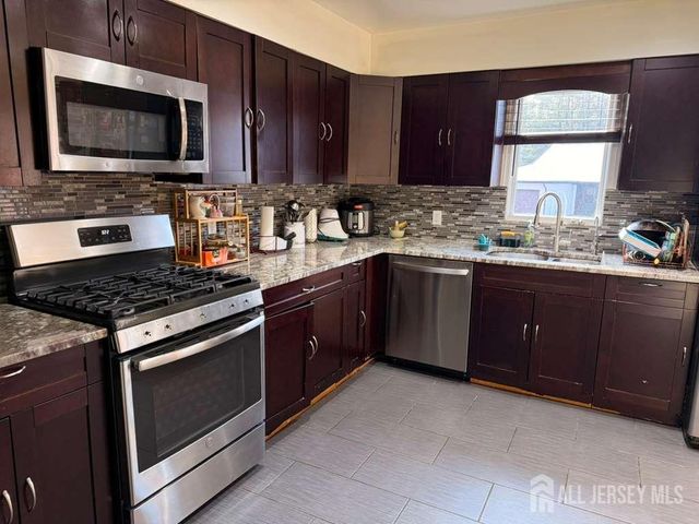 10 nutmeg Court, Edison, NJ 08820