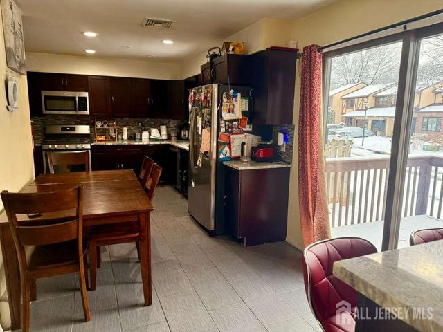 10 nutmeg Court, Edison, NJ 08820