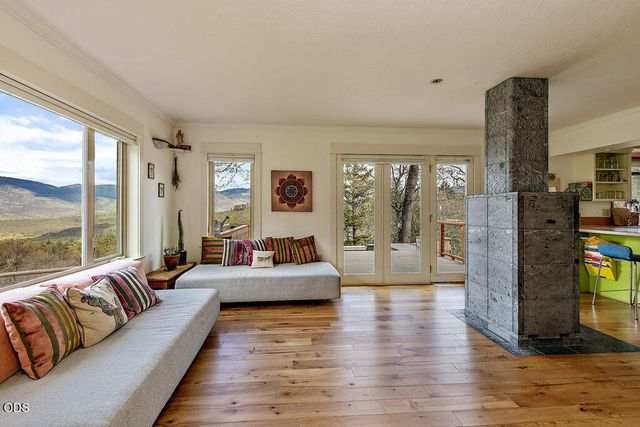 2260 Old Highway 99 S, Ashland, OR 97520