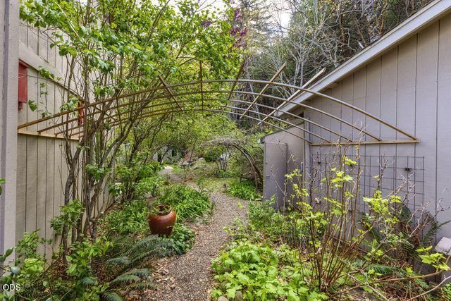 2260 Old Highway 99 S, Ashland, OR 97520