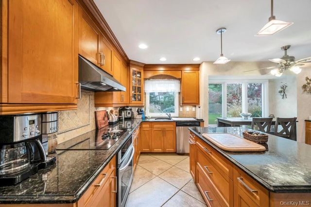 9 Kimberly Avenue Avenue, Farmingville, NY 11738