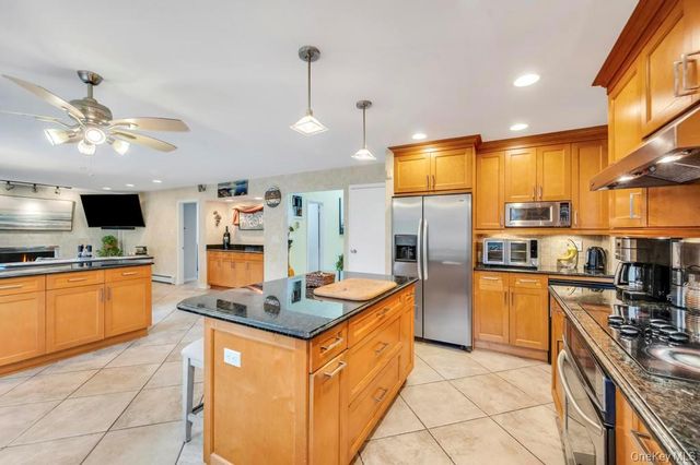 9 Kimberly Avenue Avenue, Farmingville, NY 11738