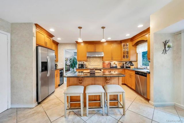 9 Kimberly Avenue Avenue, Farmingville, NY 11738