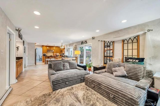 9 Kimberly Avenue Avenue, Farmingville, NY 11738