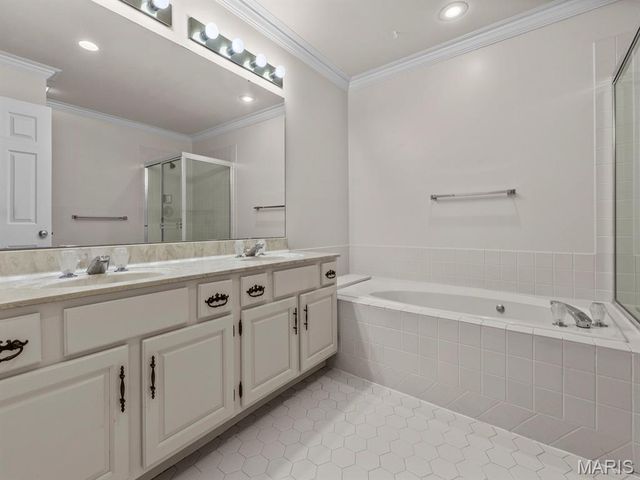 207 Ambridge Court 101, Chesterfield, MO 63017