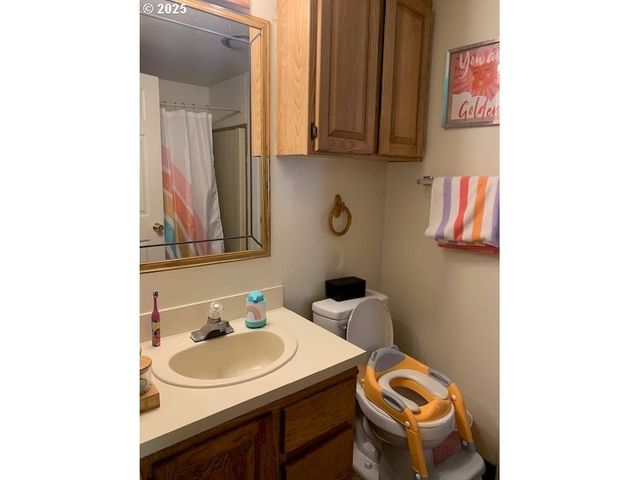 1517 Ne NEWTON CREEK Dr, Roseburg, OR 97470