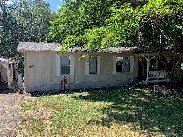 1517 Ne NEWTON CREEK Dr, Roseburg, OR 97470