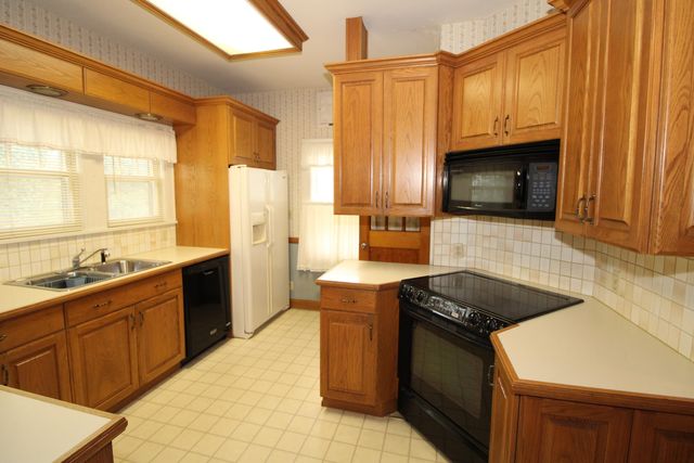 823 W Pine Ave, El Dorado, KS 67042