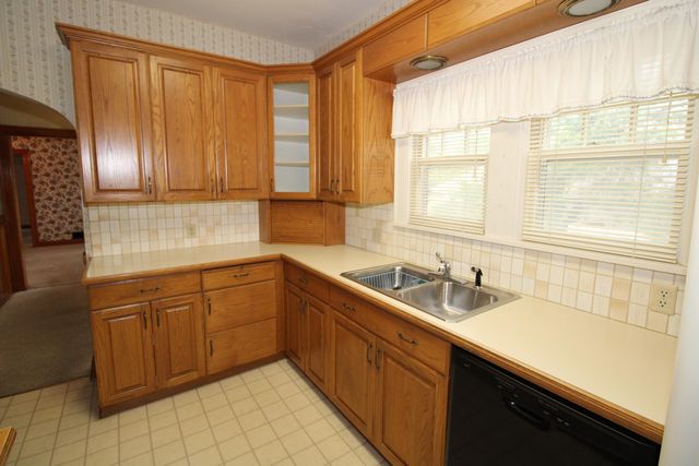 823 W Pine Ave, El Dorado, KS 67042