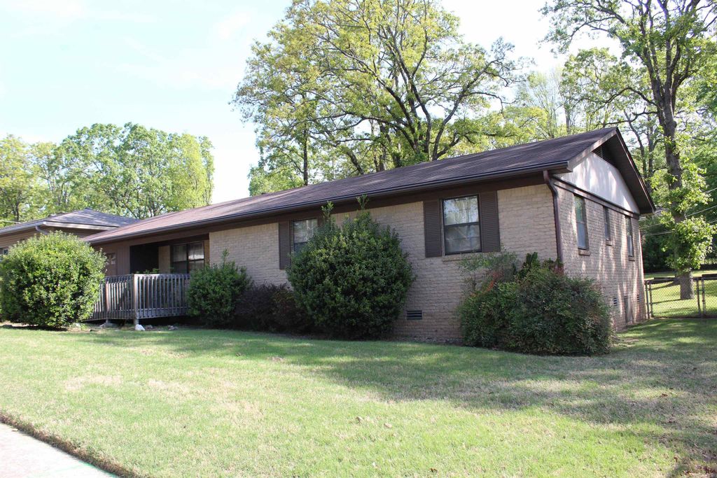5100 Arlington Drive, North Little Rock, AR 72116