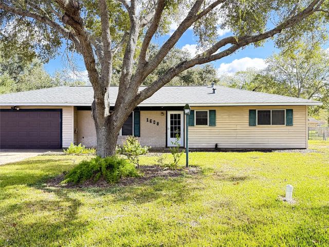 1608 Michael Street, El Campo, TX 77437