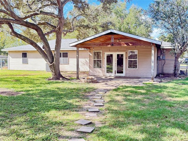 1608 Michael Street, El Campo, TX 77437