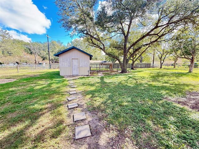 1608 Michael Street, El Campo, TX 77437