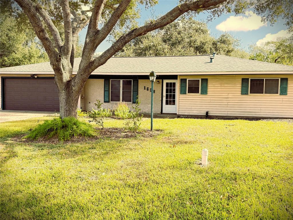 1608 Michael Street, El Campo, TX 77437