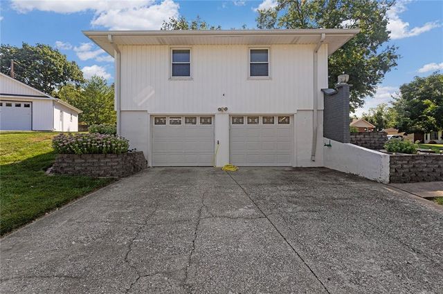 9700 E 82nd Terrace, Raytown, MO 64138