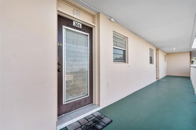 2900 NW 47th Terrace 304, Lauderdale Lakes, FL 33313