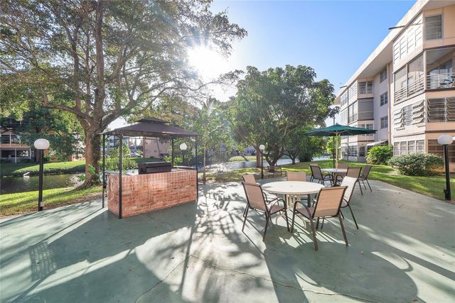 2900 NW 47th Terrace 304, Lauderdale Lakes, FL 33313