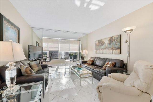 2900 NW 47th Terrace 304, Lauderdale Lakes, FL 33313