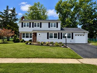 12 LONGWOOD DR, Burlington, NJ 08016