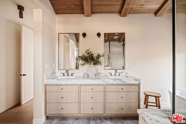 11621 Hesby Street, Valley Village, CA 91601